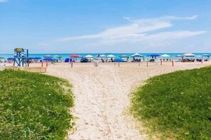 Sur la plage, chaise longue, serviettes de plage