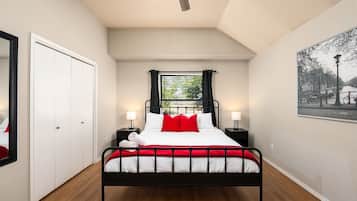 3 bedrooms, desk, iron/ironing board, travel crib