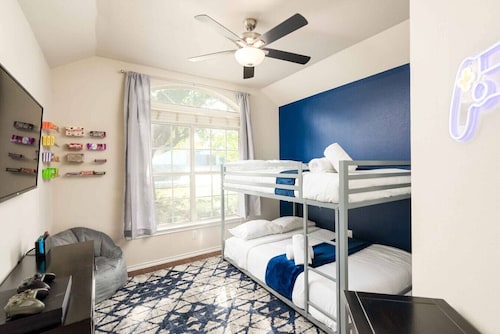 3BR Round Rock, Chef's Kitchen + Candy Wall