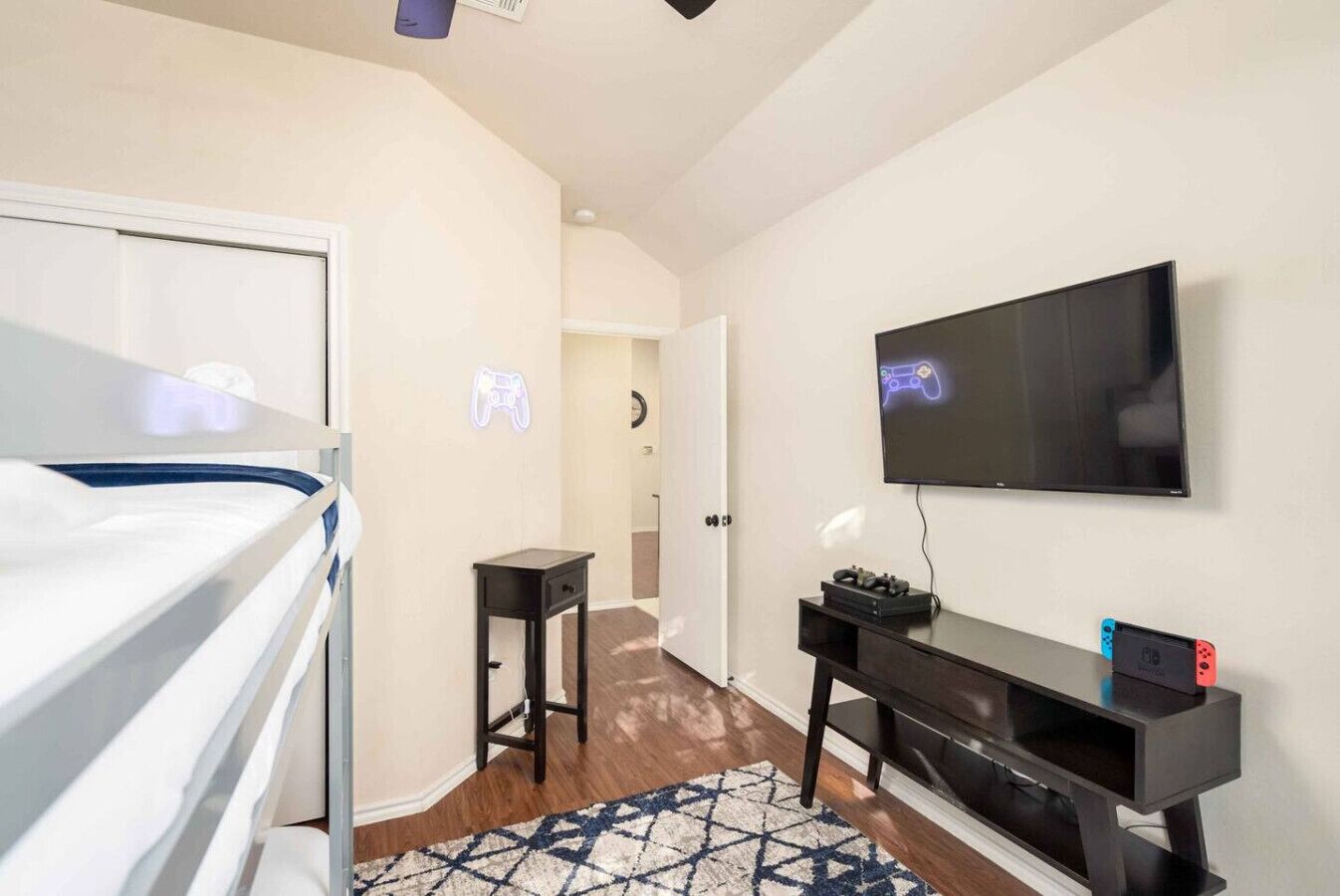 3 bedrooms, desk, iron/ironing board, travel crib