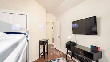 3 bedrooms, desk, iron/ironing board, travel crib