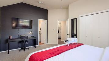 3 bedrooms, desk, iron/ironing board, travel crib