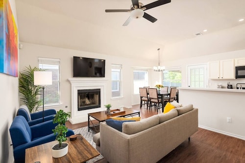 3BR Round Rock, Chef's Kitchen + Candy Wall