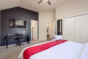 3 bedrooms, desk, iron/ironing board, travel cot - Movie Room/Nintendo Switch; Low Cleaning Fee! (Round Rock)