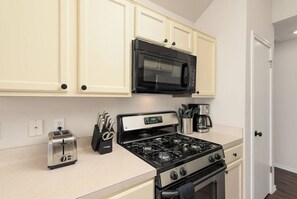 Fridge, microwave, oven, stovetop - Movie Room/Nintendo Switch; Low Cleaning Fee! (Round Rock)
