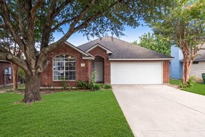 Exterior - 3BR Round Rock, Chef's Kitchen + Candy Wall (Round Rock)