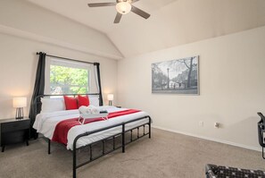 3 bedrooms, desk, iron/ironing board, travel cot - Movie Room/Nintendo Switch; Low Cleaning Fee! (Round Rock)