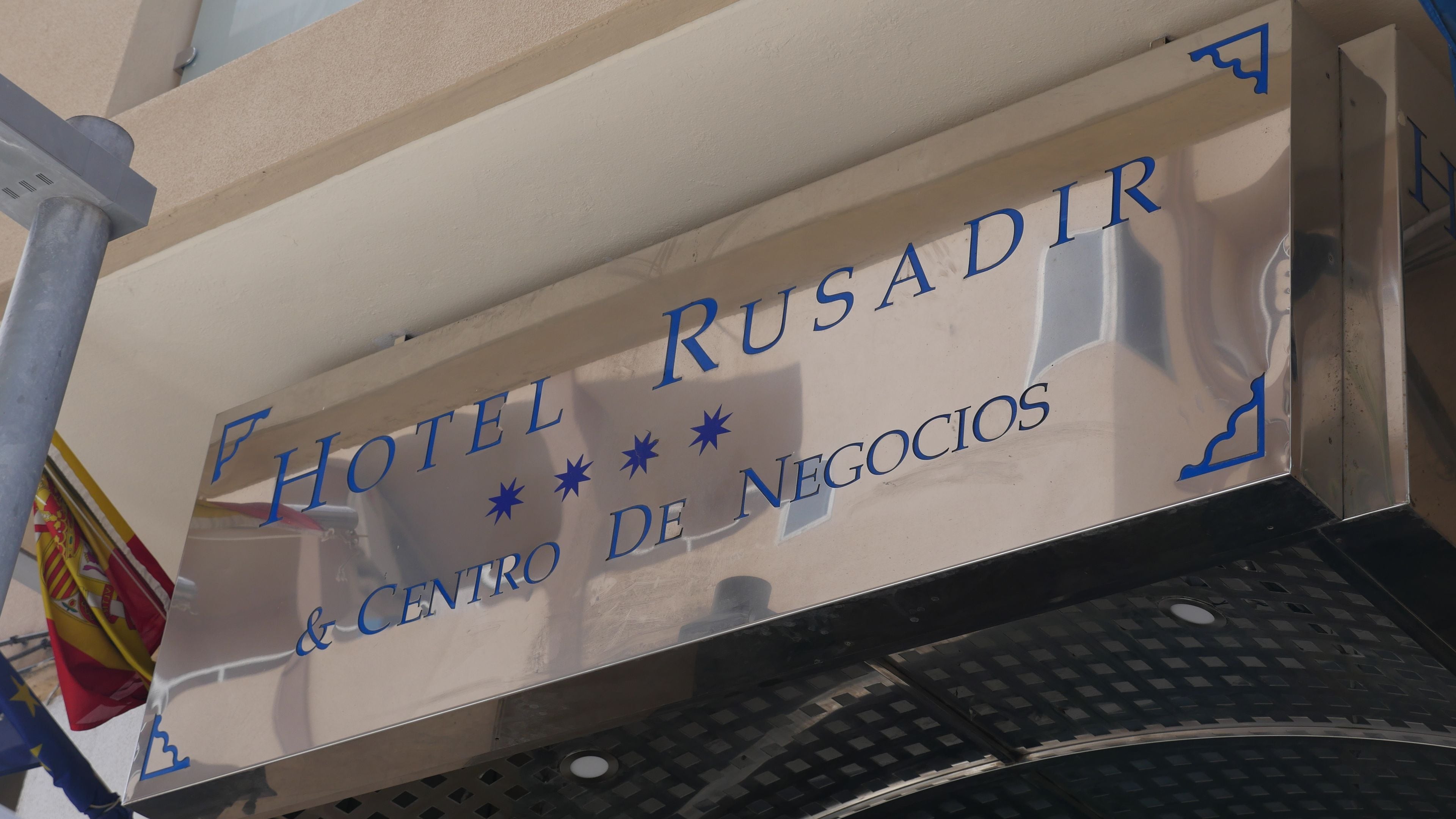 Schild für Hotel Rusadir & Centro de Negocios.