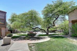 Property grounds - Tempe Papago 2bdrm 2ba condo by ASU (Tempe)