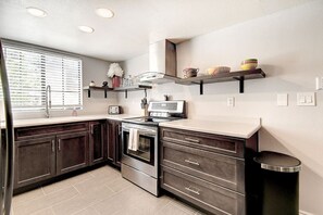 Coffee/tea maker, fridge, microwave, oven