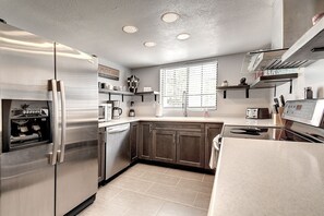 Fridge, microwave, oven, stovetop - Tempe Papago 2bdrm 2ba condo by ASU (Tempe)