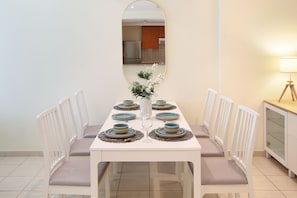 Apartamento superluxo, 1 cama King e sofá-cama, sacada, vista para a piscina | Opções para refeição no quarto