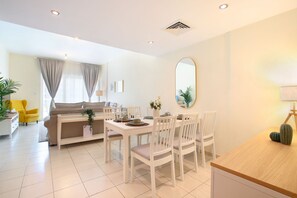 Luxury-Apartment, 1 King-Bett und Schlafsofa, Balkon, Poolblick | Wohnbereich | 50-Zoll-Smart-TV mit Digitalempfang, Fernseher, Netflix