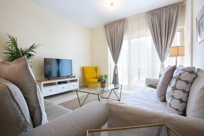 Luxury Apartment, 1 King Bed with Sofa bed, Balcony, Pool View | Living area