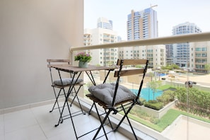 Apartamento superluxo, 1 cama King e sofá-cama, sacada, vista para a piscina | Terraço/pátio