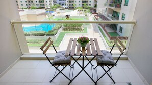 Luxury Apartment, 1 King Bed with Sofa bed, Balcony, Pool View | Terrace/patio - The Greens (Dubai)