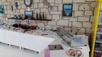 بوفيه فطور مجانًا يوميًا