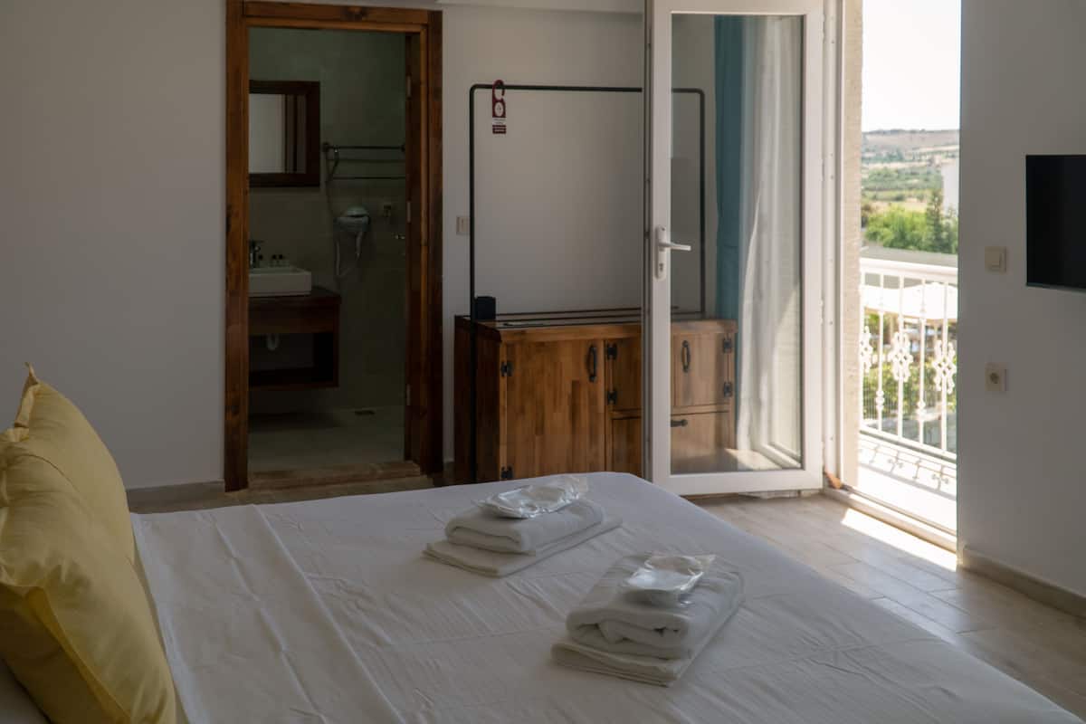 Deluxe Garden View Room with Balcony | Caja de seguridad en la habitación, escritorio y insonorización