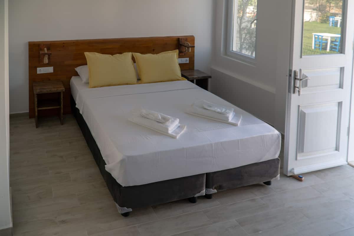 Standard Garden Room | Caja de seguridad en la habitación, escritorio y insonorización