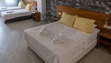 Family Garden View Room | خزنة داخل الغرفة ومكتب وتجهيزات عازلة للصوت ومكواة/لوح كي