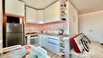 Frigorifero, microonde, forno, piano cottura