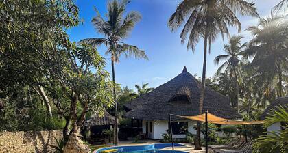 Romantic Holiday home with tropical garden and private pool near the beach