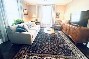 Smart-TV, Bücher, Musikbibliothek, Stereoanlage