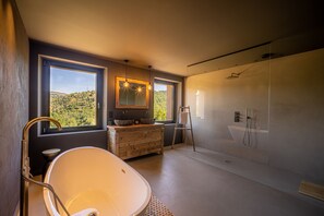 Baignoire, sèche-cheveux, serviettes fournies, savon