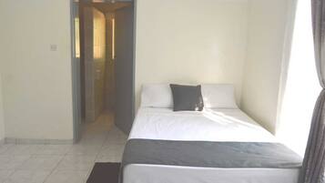 3 habitaciones, escritorio, tabla de planchar con plancha y internet