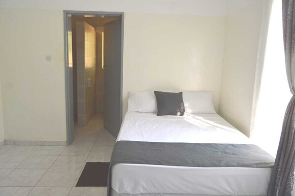 3 bedrooms, desk, iron/ironing board, internet