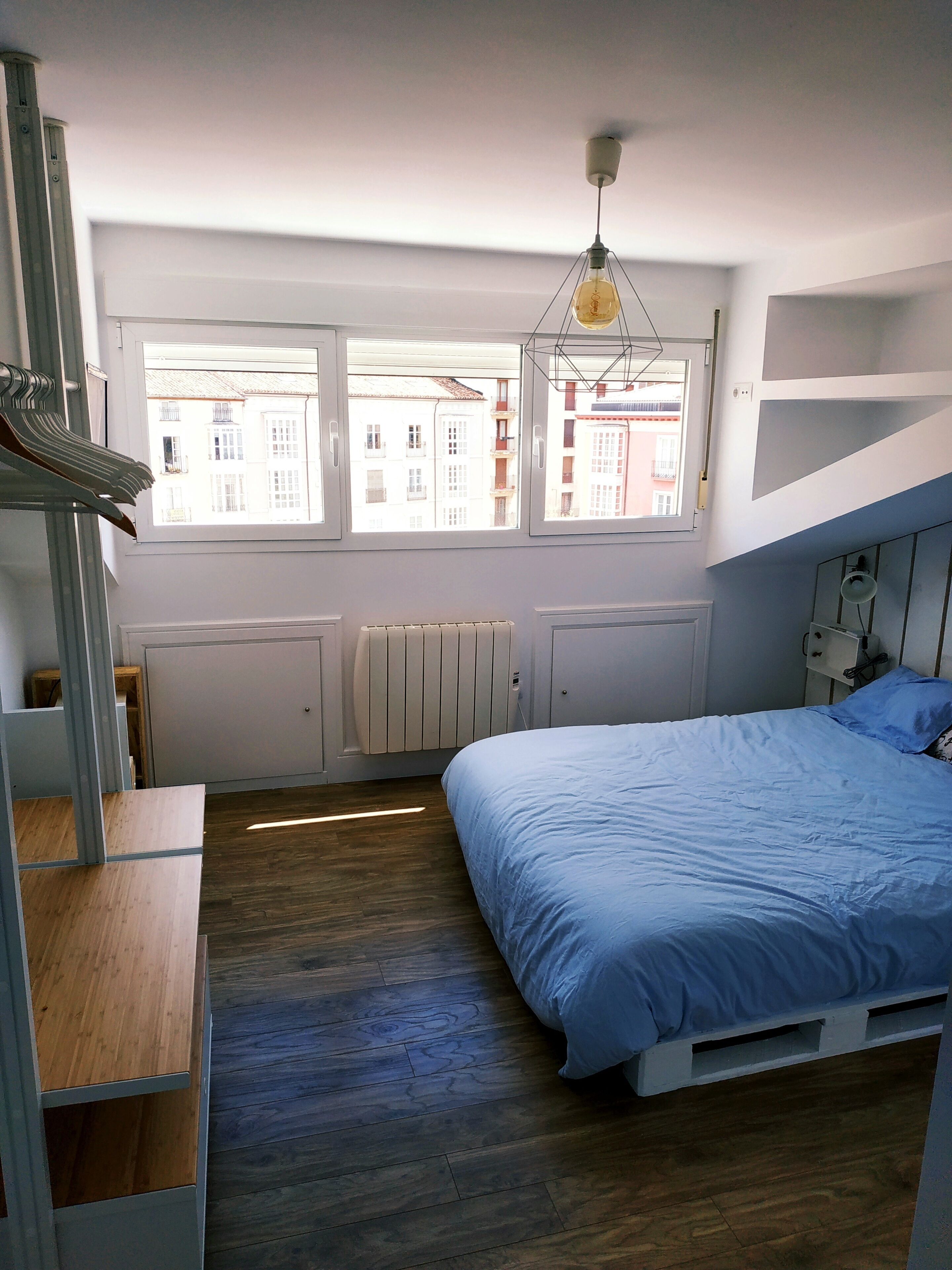 1 habitación, tabla de planchar con plancha y cuna de viaje 