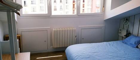 1 habitación, tabla de planchar con plancha y cuna de viaje