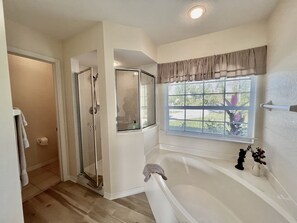 Combined shower/bathtub, hair dryer, towels, soap - Villa with swimming pool & spa - Poolside Grill, Family-friendly, Water-view (Rotonda West)