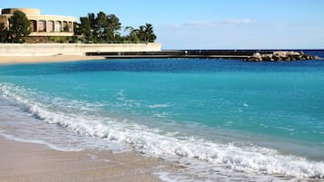 Plage à proximité, chaises longues