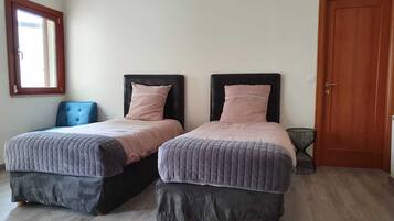 3 slaapkamers, een strijkplank/strijkijzer, gratis wifi, beddengoed