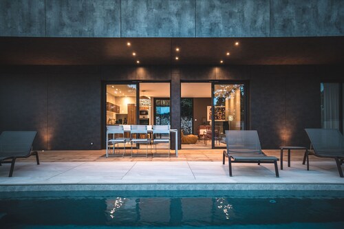 Villa Romana : Luxe et Relaxation avec Piscine Privée et Jacuzzi Exclusif