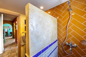 Dusche, Haartrockner, Handtücher, Seife
