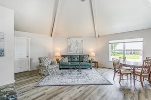 TV - Cozy Octagon Bungalow, Sleeps 6, 15 mins to Beach (Gulf)