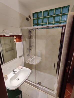 Dusche, Haartrockner, Bidet, Handtücher
