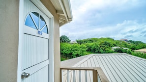 Property grounds - Quaint one bedroom unit steps away from beach access (Saint George)