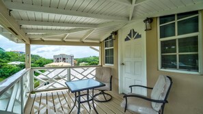 Property grounds - Quaint one bedroom unit steps away from beach access (Saint George)