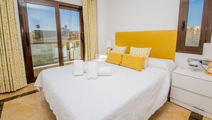 Una habitación de hotel con una cama grande, una mesita de noche y una ventana con cortinas.