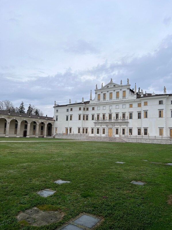 المنشأة من الخارج