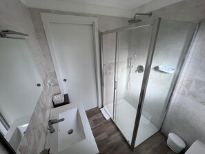 Dusche, Haartrockner, Bidet, Handtücher