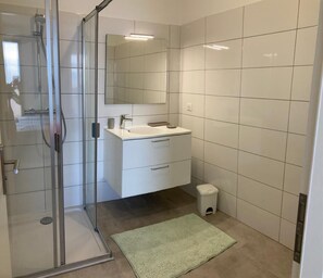 Dusche, Haartrockner, Handtücher, Seife