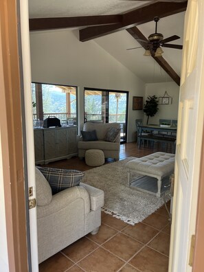 Smart TV, table football, stereo