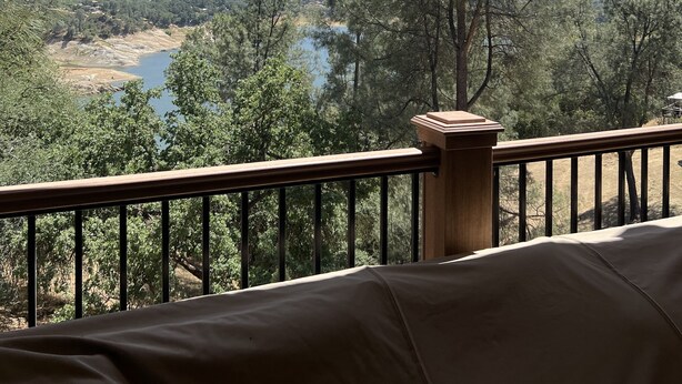 A balcony with a view of a lake surrounded by trees and hills. - Lake Naci Rendezvous with Lake Views (Bradley)
