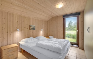 5 bedrooms, travel crib, free WiFi - Beautiful home in Væggerløse with WiFi (Væggerløse)