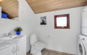 Shower - Beautiful home in Væggerløse with WiFi (Væggerløse)