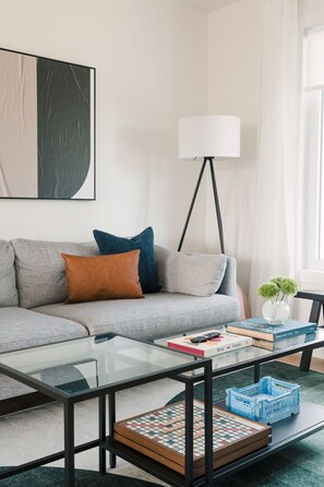 Smart TV, books, computer monitors - NEW Professionally Designed 3 Bed Wellington Suite w. Backyard and Hot Tub (Prince Edward)